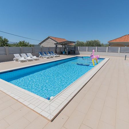 Spacious Villa For 10 With A Big Private Pool Trilj Exteriör bild