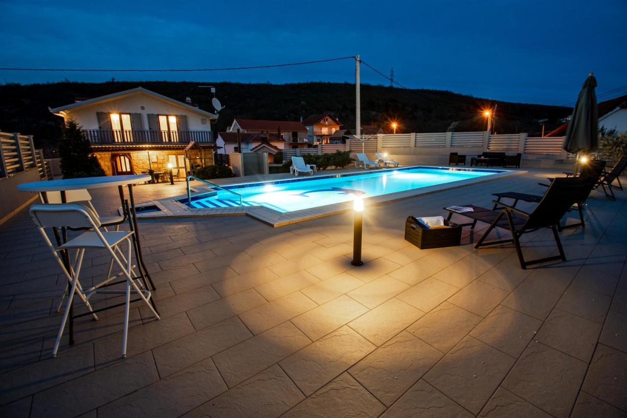 Spacious Villa For 10 With A Big Private Pool Trilj Exteriör bild