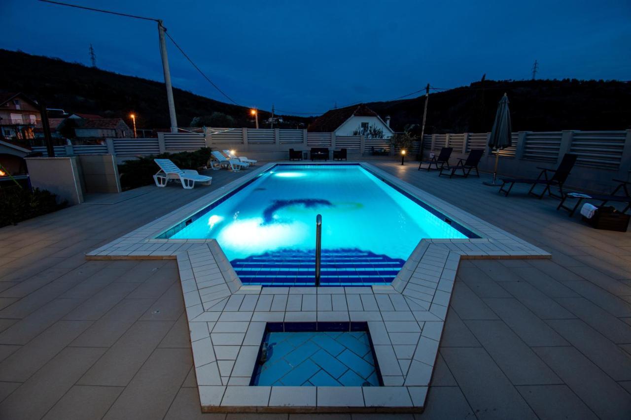 Spacious Villa For 10 With A Big Private Pool Trilj Exteriör bild