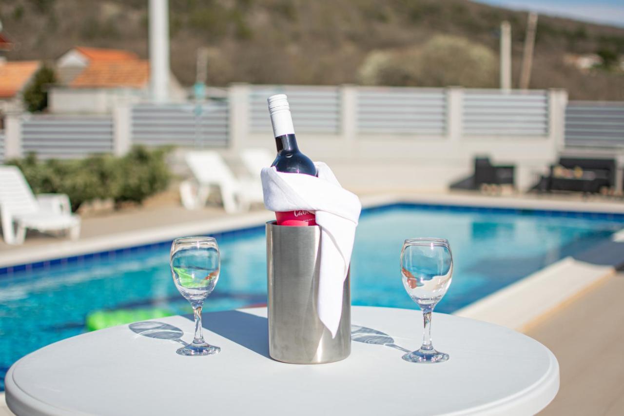 Spacious Villa For 10 With A Big Private Pool Trilj Exteriör bild