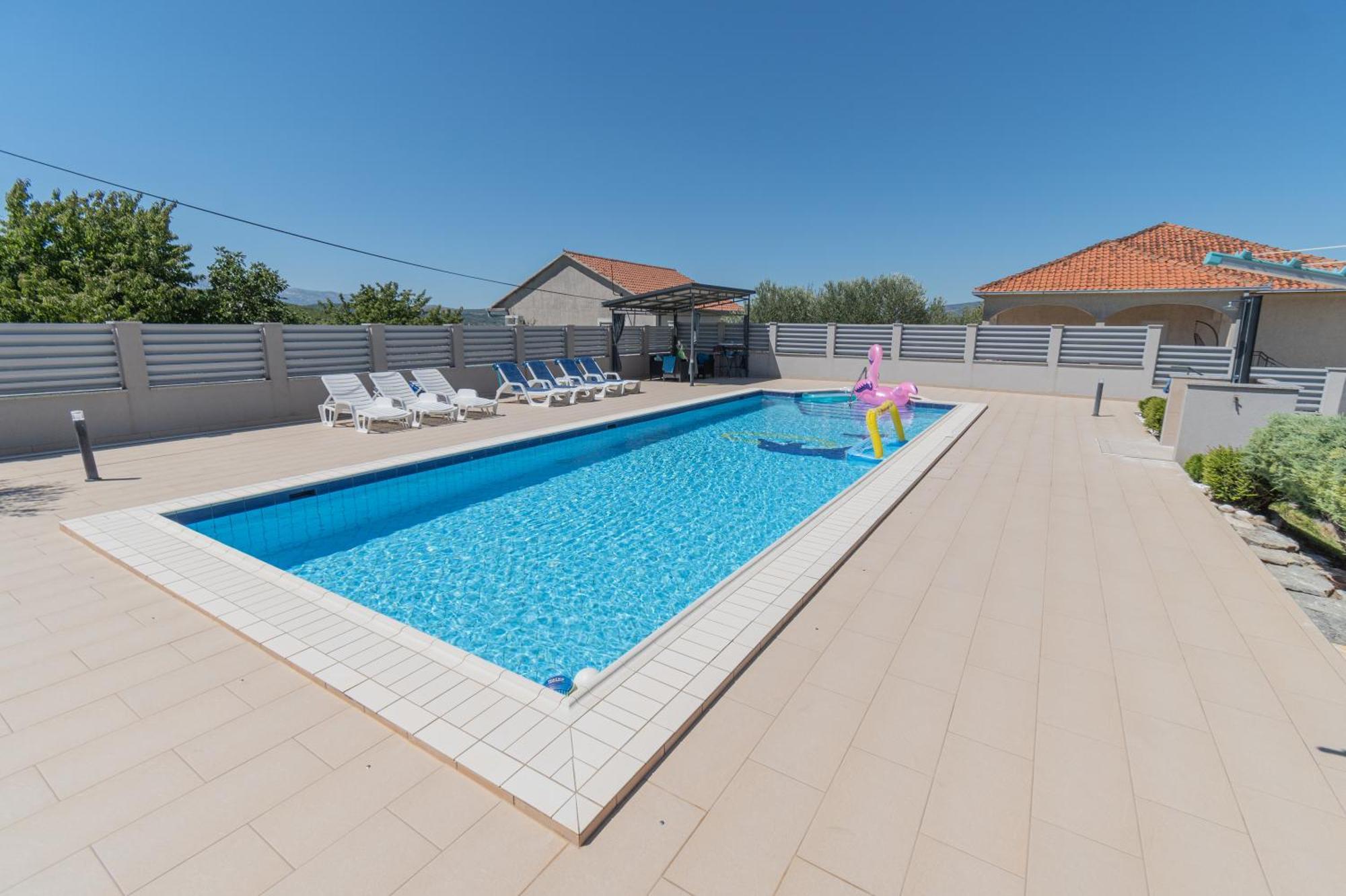 Spacious Villa For 10 With A Big Private Pool Trilj Exteriör bild