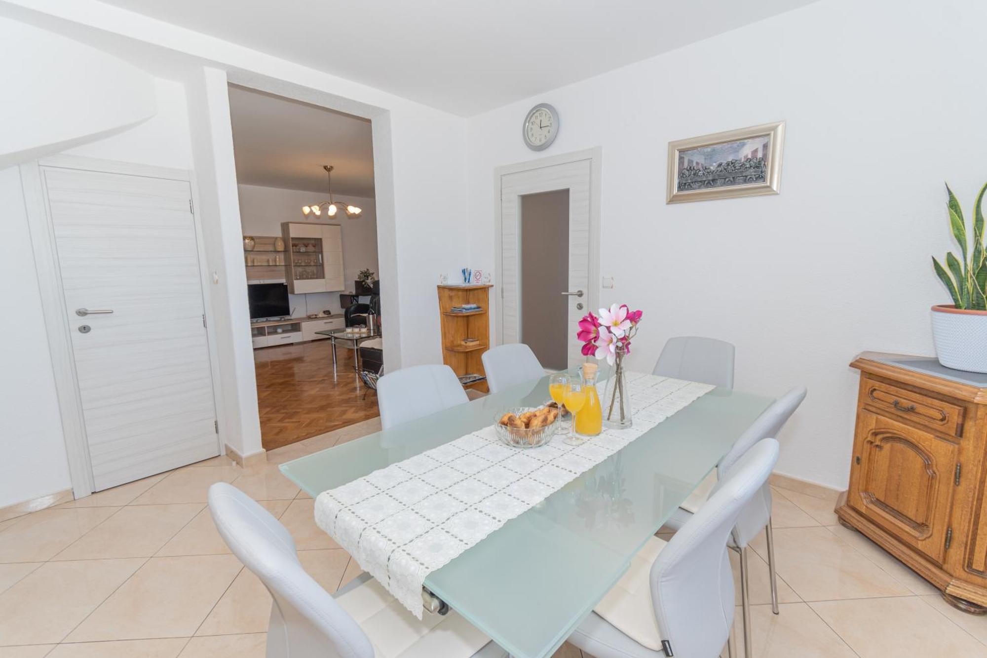 Spacious Villa For 10 With A Big Private Pool Trilj Exteriör bild